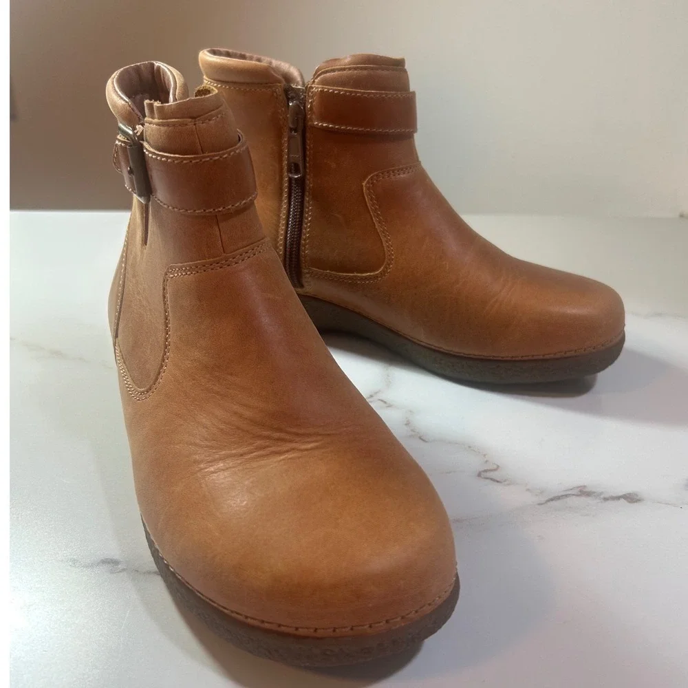 Duluth Trading Co Womens Brown Leather Buckle Zip Ankle Boots Wedge Sole Tan